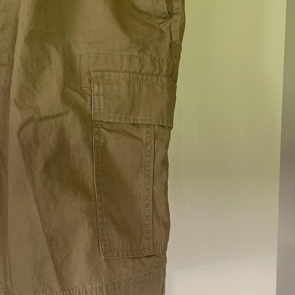 Men’s Eddie Bauer cargo shorts in size 42 - Picture 2 of 5